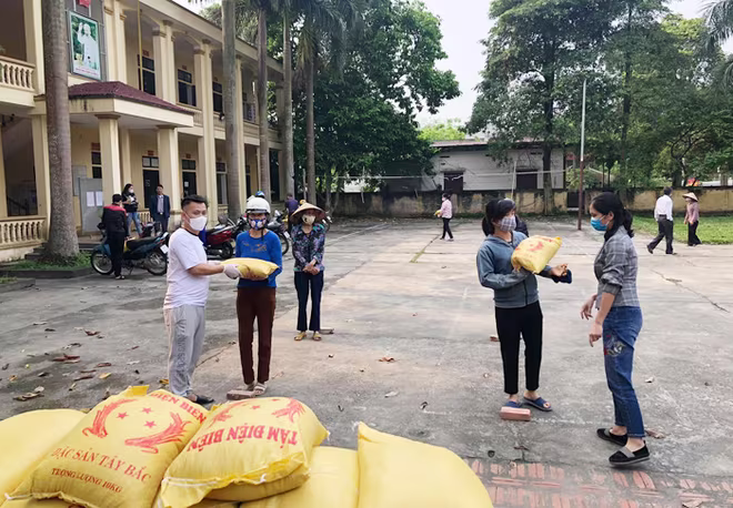 Trong hai ngày 8 và 9-4, đại diện nhà xe này đã trao tặng hơn 100 suất gạo cho những hộ nghèo